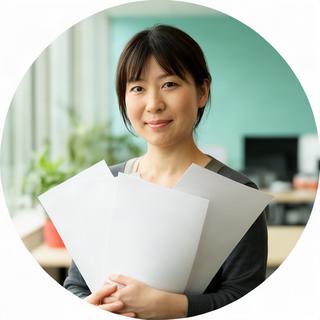 府中の開発オフィスで資料を手にする女性の共同創業者